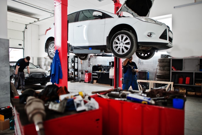 24 Car Service Dubai professional team working on cars